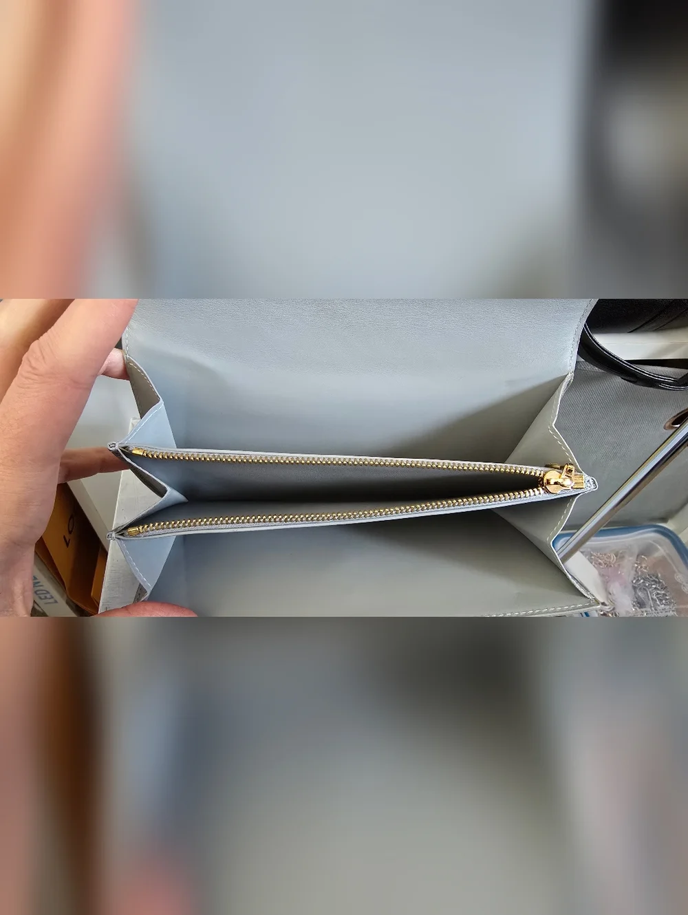 🛑SOLD🛑 Louis Vuitton Light Green Monogram Vernis Fold Wallet - Picture 3 of 3